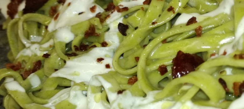 Tagliatelle agli spinaci con crema di burrata e pancetta